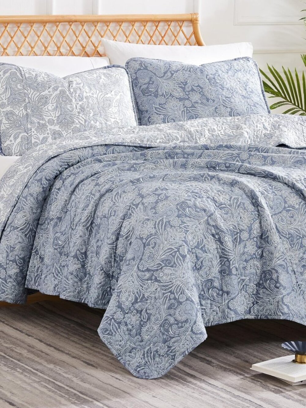 Paisley Quilt Queen Size Bedding Set with 2 Pillow Shams, Reversible Blue